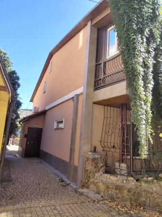 Продам дом в центре на Жуковского  86м  ремонт 3 комнаты АГВ новый дом - фото 1