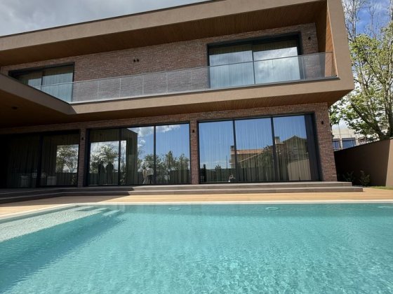 Продам новый элитный дом в Одессе, 9 соток земли, 400 метров, бассейн Одесса