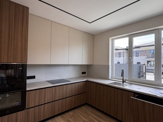 Сучасний великий Таунхаус з закитим подвірʼям. Ужгород