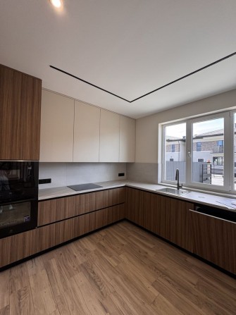 Сучасний великий Таунхаус з закитим подвірʼям. - фото 1