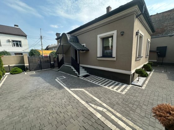 Здається 4-х кім Будинок в центрі міста вул .Берчені. Ужгород