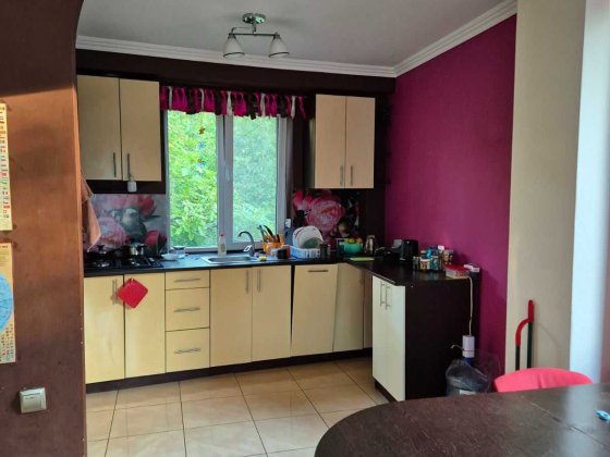 Здам двоповерховий будинок на Київській Черновцы