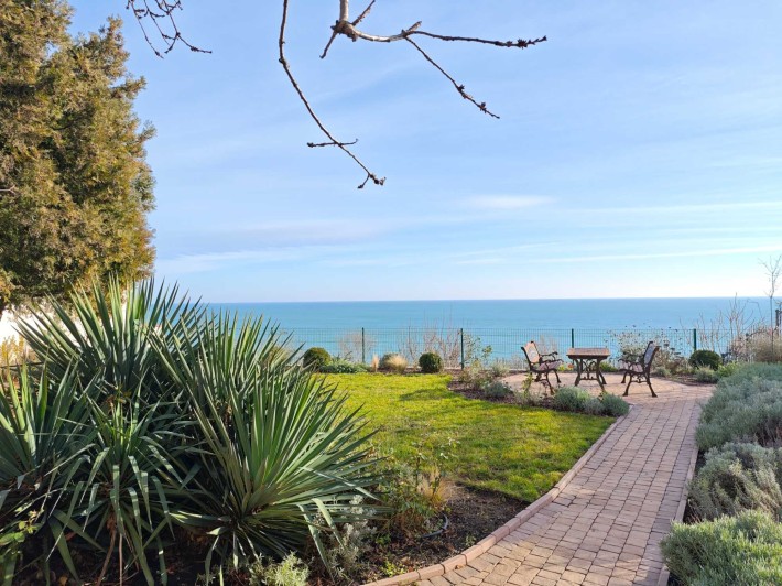 Сдам дом в первой линии от моря с красивым участком и видом на море - фото 1