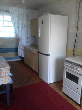 Сдам 1-комнатную времянку с кухней. Рядом река. - фото 1