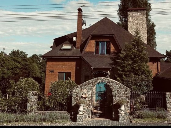 Довгострокова оренда сучасного будинку з басейном у КМ «Стоянка-2» Стоянка