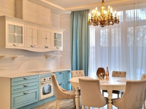 Дом с убежищем и бассейном в лесу Романків