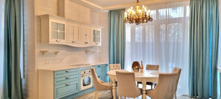 Дом с убежищем и бассейном в лесу - фото 1