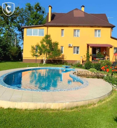Будинок з басейном , с. Старі Петрівці | 250 м², 15 соток - фото 1