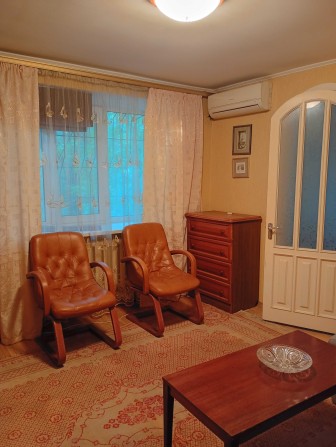 сдам две комнаты в трехкомнатной квартире с хозяйкой - фото 1