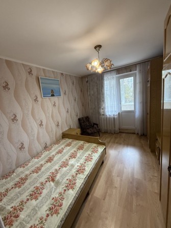 Здається кімната БЕЗ РІЄЛТОРА, для дівчини в три кімнатній квартирі - фото 1