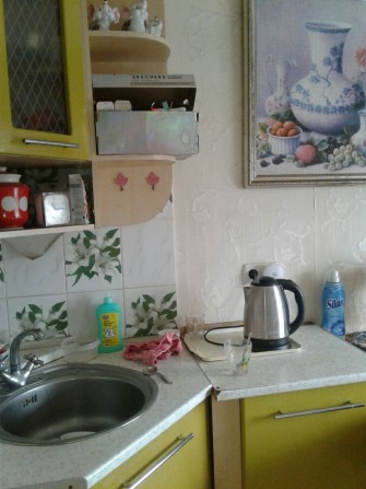 Сдам отдельную комнату дёшево. Коммунальные входят в оплату. - фото 1