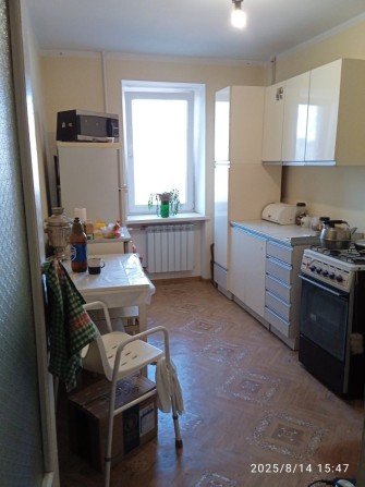 Комната с балконом в центре от хозяина  во второй комнате мужчина - фото 1