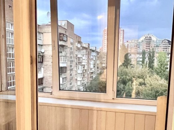 Срочно! Комната в трехкомнатной квартире/Печерск/ б. Леси Ураинки Київ