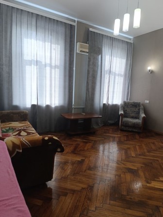 Кімнати в комуні на довгостроково ,біля Дерибасівської  ,поруч книжка - фото 1