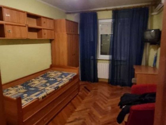 Здається кімната для дівчини в трьох кімнатній квартирі без тварин. Київ