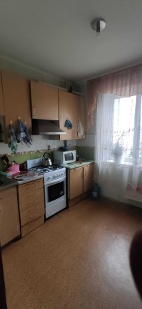 Тростянецька 5а, оренда кімнати в прострій квартирі, невисокий поверх! - фото 1