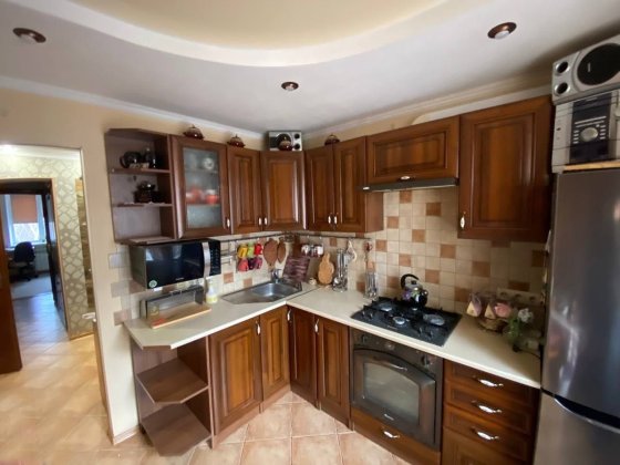 Здається для дівчини окрема непрохідна кімната в трикімнатній квартирі Липини