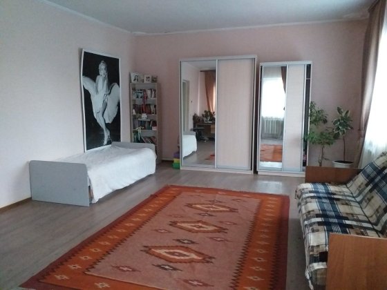 Здається простора світла  кімната в приватному будинку Хотів