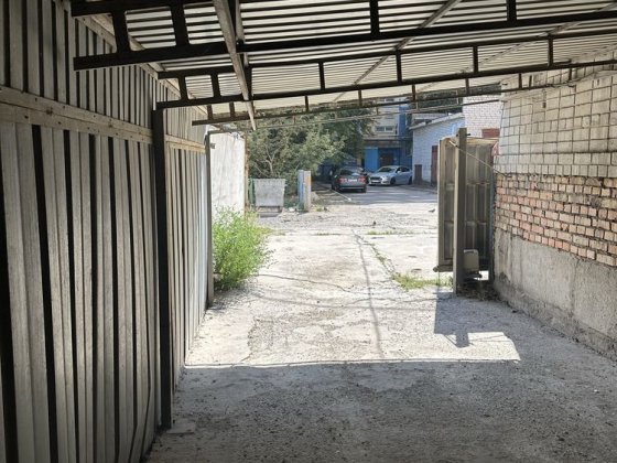 Оренда паркомісця по вул. Любарського, 36 Днепр