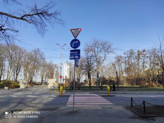 Цегляний гараж біля парку Слави. Киев