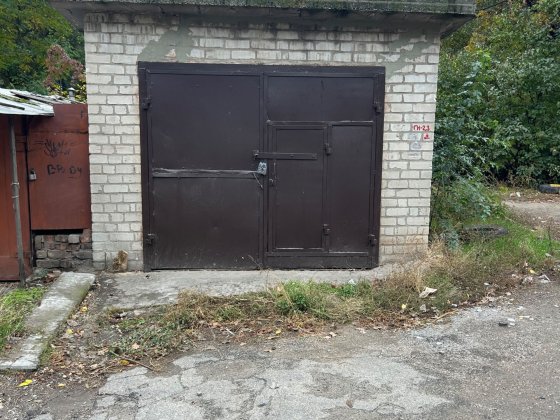 Гараж ул Победы 115 во дворе Запорожье
