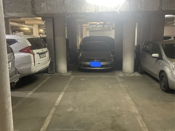 Невиїздне паркомісце Коновальця 32 Киев