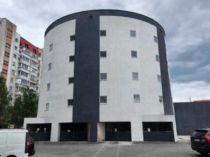 Гараж в центрі міста 42 кв.м. / Тобілевича 4 / Грушевського 110 - фото 1