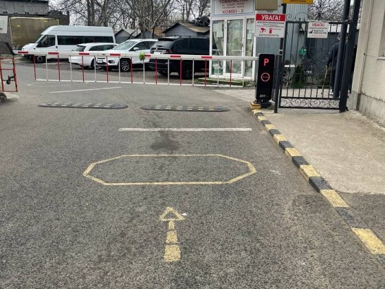 Кам'яний гараж з документами на стоянці з охороною по вул. Ак. Сахаров Ліски