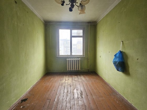 Продам 2 кімнатну в центрі  під ремонт Васильків