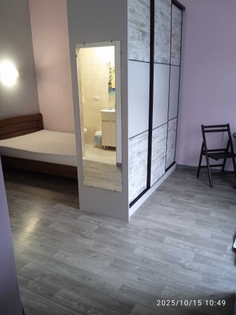 1к квартира-студія в будинку з євроремонтом та меблями - фото 1