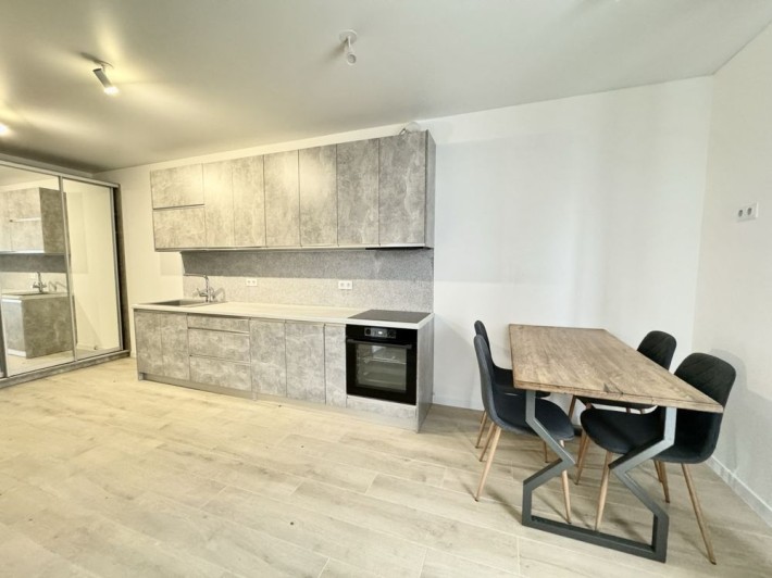 ТЕРМІНОВО! Продаж  квартири  з ремонтом і власним двориком! - фото 1