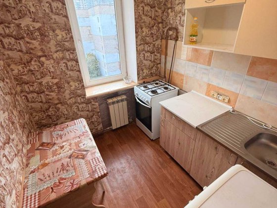 Продам срочно Недорого гостинку на Шума в жилом состоянии Чорноморськ