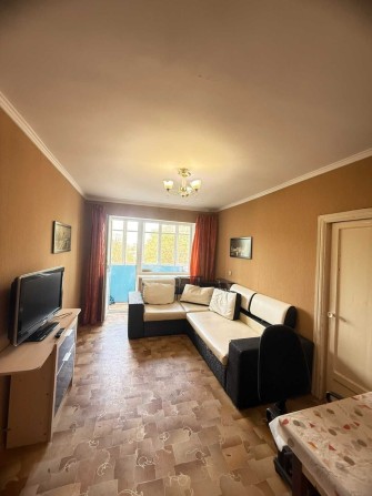 Трёхкомнатная квартира у моря, средний этаж ул.Парковая г.Черноморск - фото 1