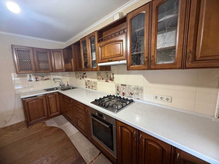 Продам 3 ком квартиру с капитальным ремонтом г. Черноморск - фото 1