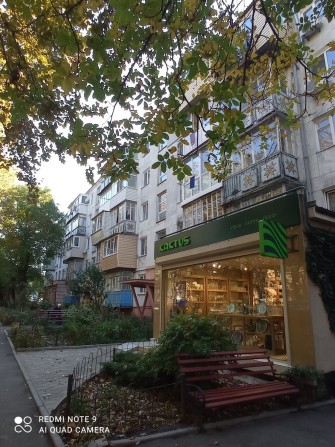 Продам двухкомнатную в центре. - фото 1