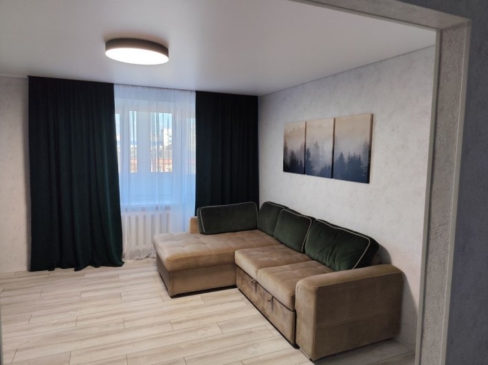 Трикімнатна квартира в самому центрі з ремонтом і меблями - фото 1