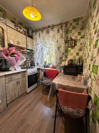 Квартира гостинка район 6 школы - фото 1