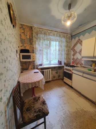 Продам, срочно, 3 к.кв., второй этаж,в Черноморске. - фото 1