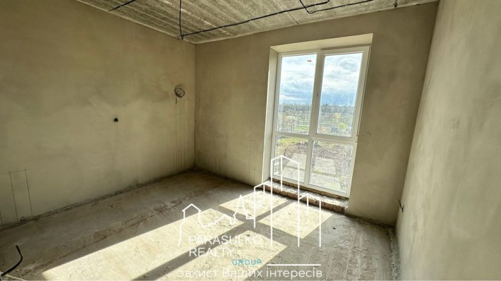 Продам світлу квартиру у сучасному та обжитому районі міста - фото 1