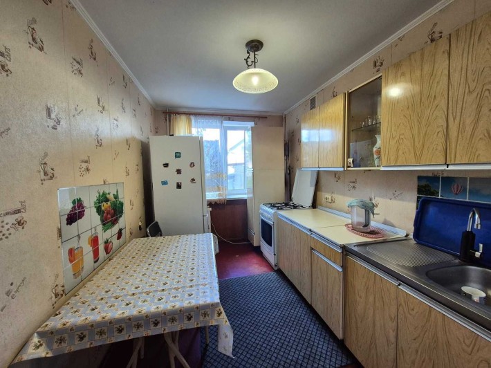 Трьошка чешка на першому поверсі з лоджією жилий стан - фото 1