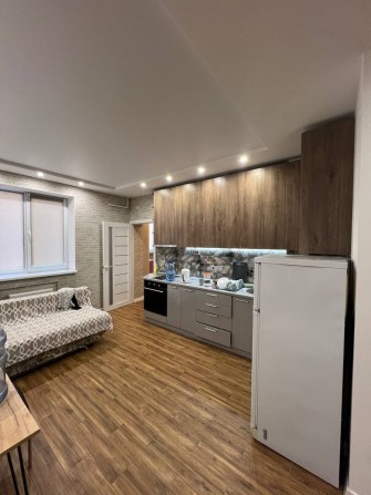 В продаже большая 1к.квартира с современным ремонтом, р-н 7й школы. - фото 1