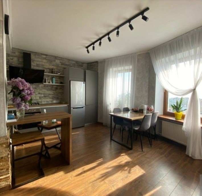 Продам 4 кімнатну квартиру - фото 1