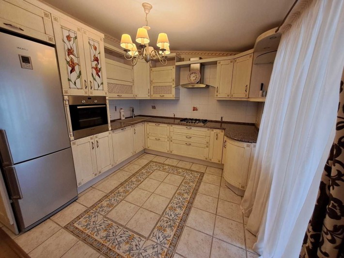 Простора та стильна квартира в центрі Чорноморська - фото 1