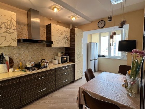 Продається велика 4 к. к-ра в АББО,індивідуальне опалення,центр міста Черноморск