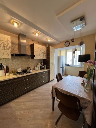 Продається велика 4 к. к-ра в АББО,індивідуальне опалення,центр міста - фото 1