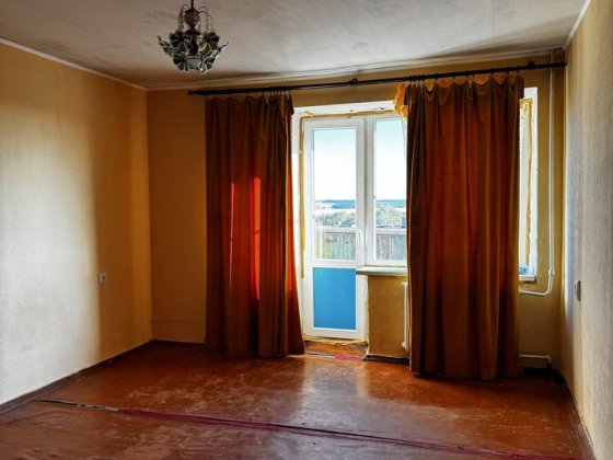 Продам однокімнатну квартиру від власника на 4-му районі, 6 поверх Лозовая