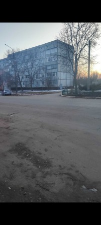 Продам квартиру на первом этаже 4ком 3мкр - фото 1