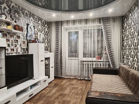 Продам трьохкімнатну квартиру Лозовая