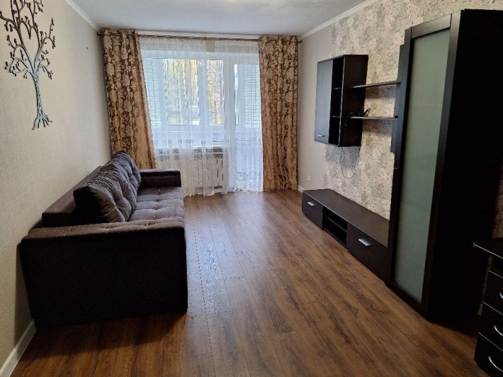 Продам 2-х кімнатну квартиру з ремонтом та меблями - фото 1