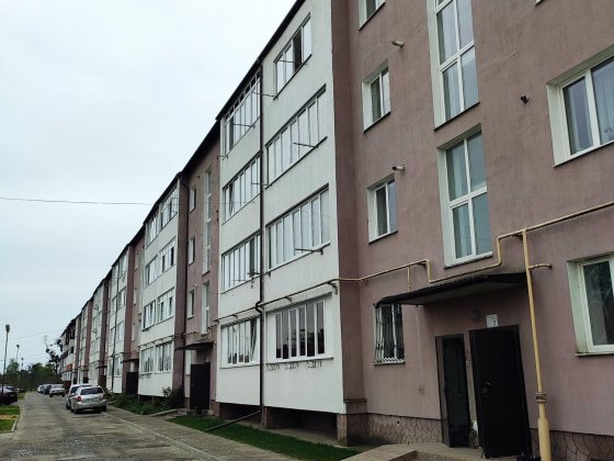 Продається 3-х кімнатна квартира 80м2, перший поверх, є балкон Славута